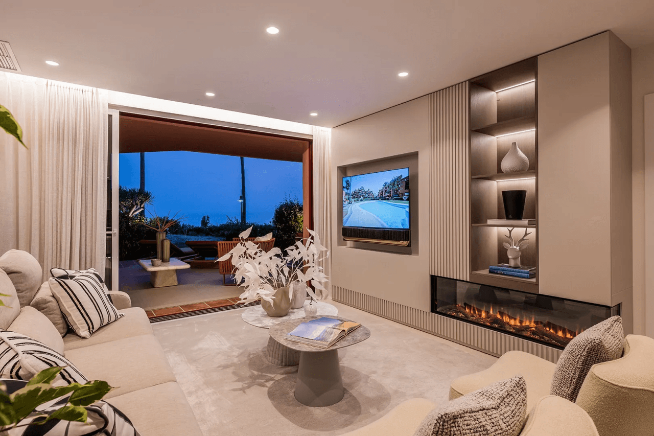 LUXURY PENTHOUSE BETWEEN MARBELLA & ESTEPONA-Bedrooms: 3 Bathrooms: 2