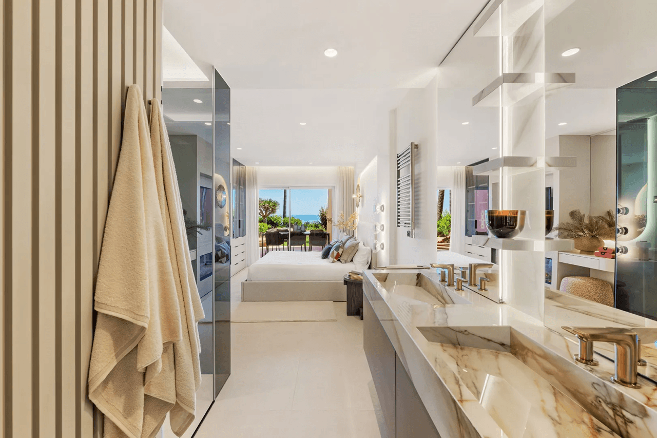 LUXURY PENTHOUSE BETWEEN MARBELLA & ESTEPONA-Bedrooms: 3 Bathrooms: 2