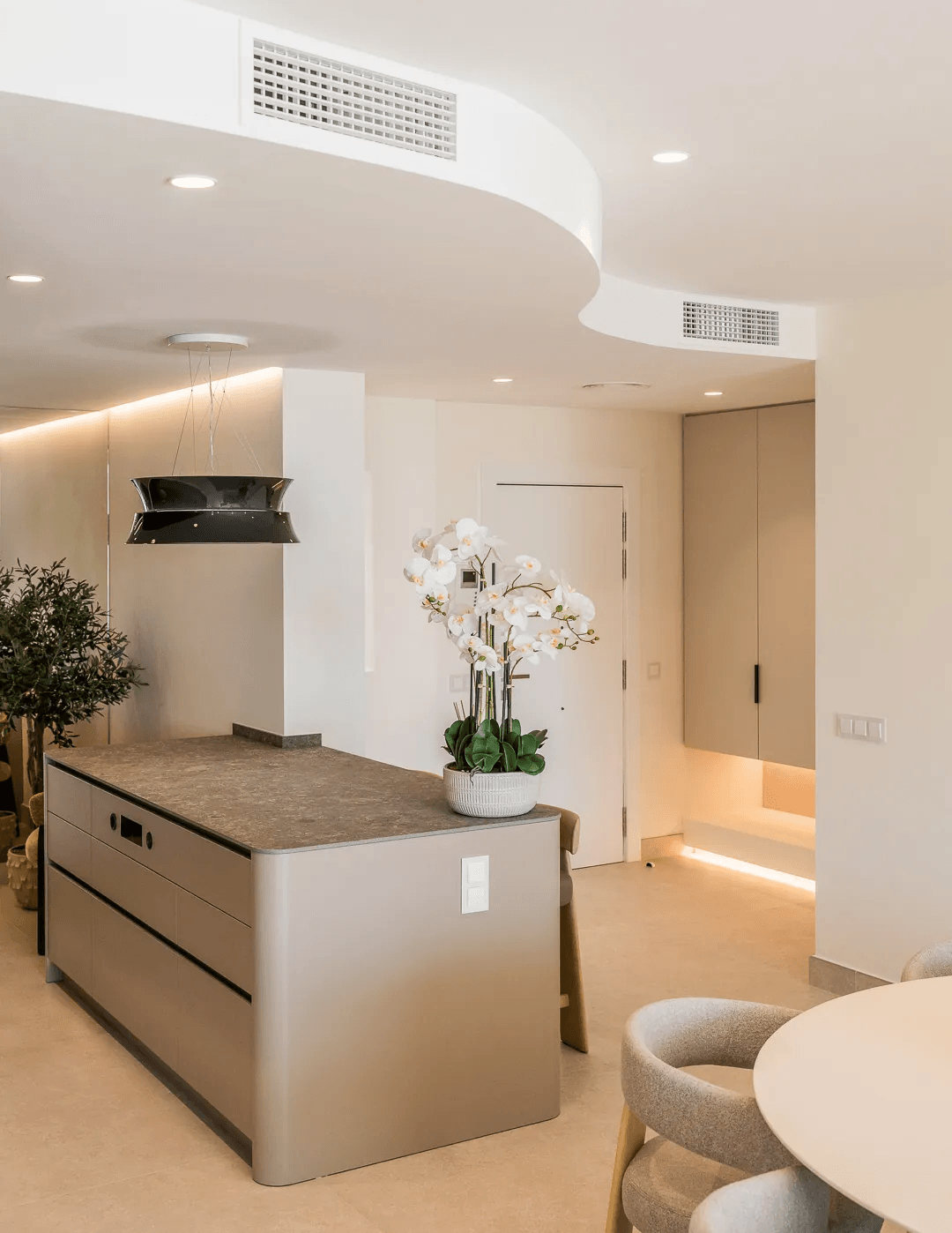 LUXURY PENTHOUSE BETWEEN MARBELLA & ESTEPONA-Bedrooms: 3 Bathrooms: 2