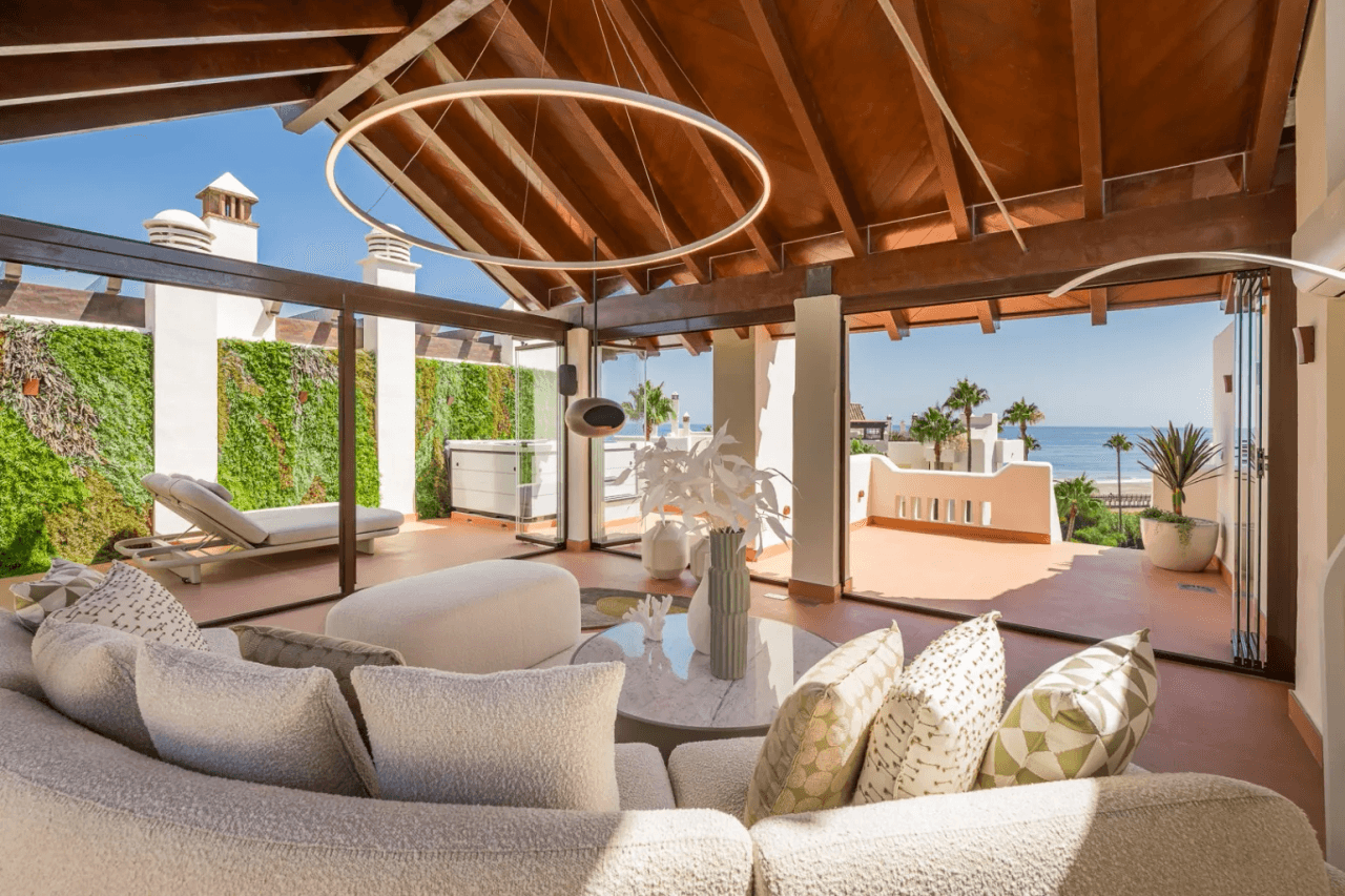 LUXURY PENTHOUSE BETWEEN MARBELLA & ESTEPONA-Bedrooms: 3 Bathrooms: 2