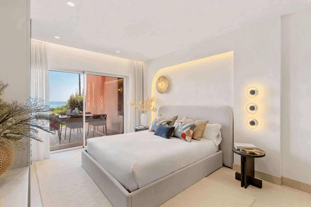 LUXURY PENTHOUSE BETWEEN MARBELLA & ESTEPONA-Bedrooms: 3 Bathrooms: 2