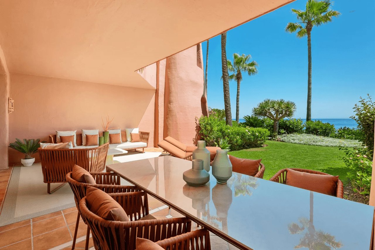 LUXURY PENTHOUSE BETWEEN MARBELLA & ESTEPONA-Bedrooms: 3 Bathrooms: 2