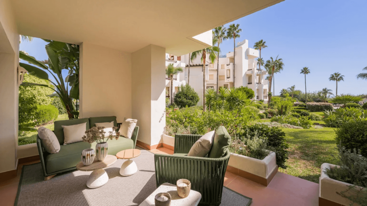 LUXURY PENTHOUSE BETWEEN MARBELLA & ESTEPONA-Bedrooms: 3-Bathrooms: 3