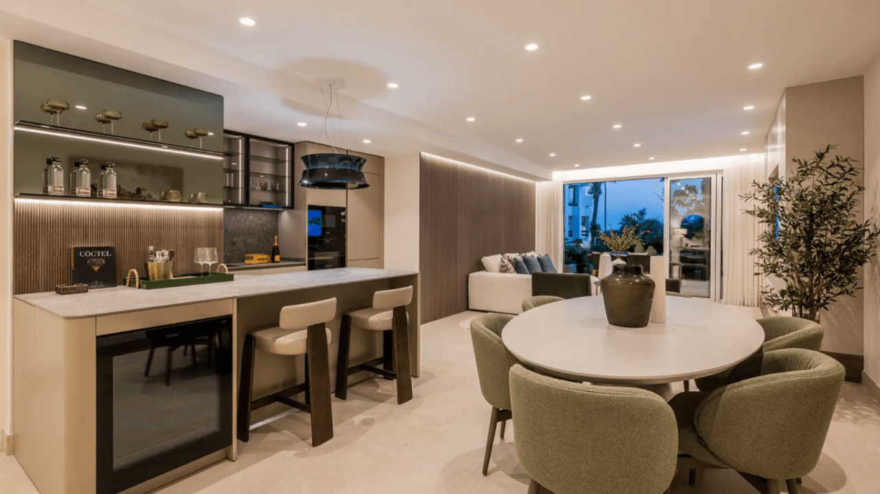 LUXURY PENTHOUSE BETWEEN MARBELLA & ESTEPONA-Bedrooms: 3-Bathrooms: 3