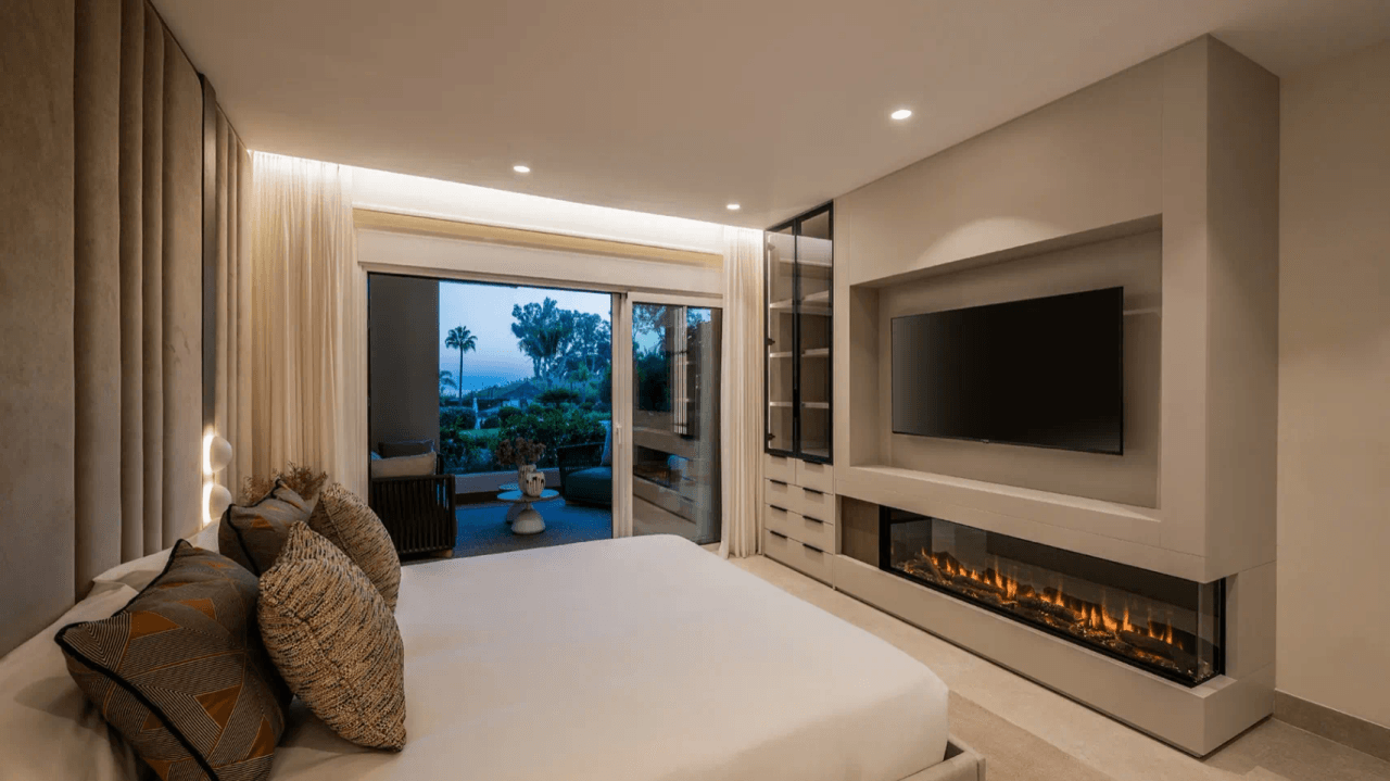 LUXURY PENTHOUSE BETWEEN MARBELLA & ESTEPONA-Bedrooms: 3-Bathrooms: 3