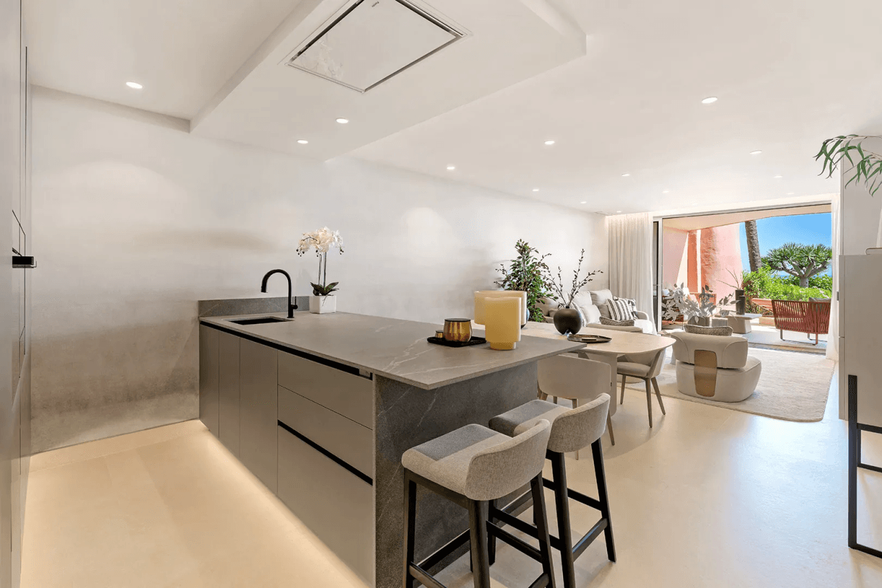LUXURY PENTHOUSE BETWEEN MARBELLA & ESTEPONA-Bedrooms: 3 Bathrooms: 2