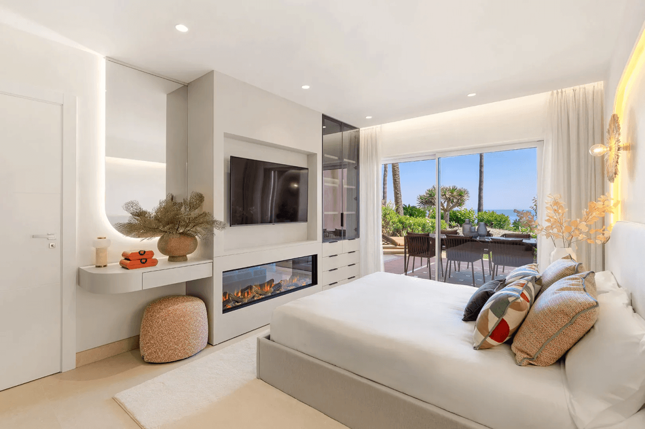 LUXURY PENTHOUSE BETWEEN MARBELLA & ESTEPONA-Bedrooms: 3 Bathrooms: 2