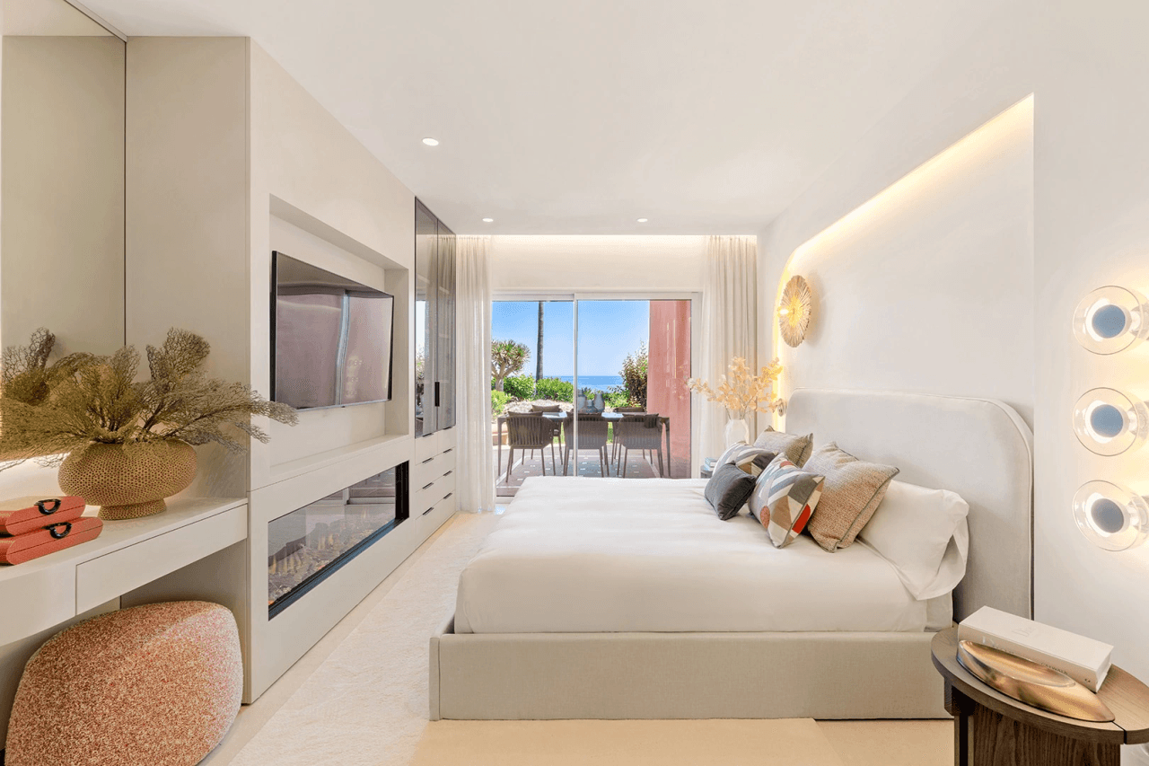 LUXURY PENTHOUSE BETWEEN MARBELLA & ESTEPONA-Bedrooms: 3 Bathrooms: 2