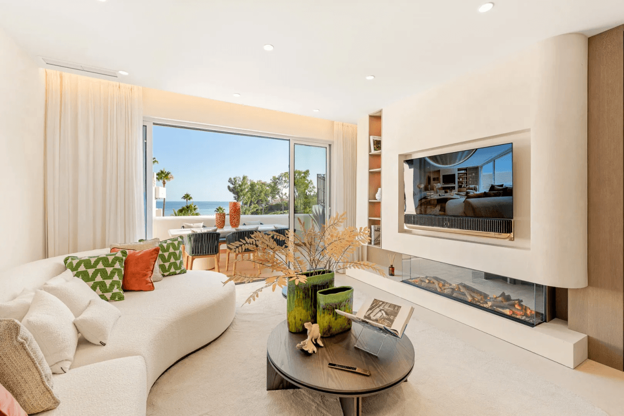 LUXURY PENTHOUSE BETWEEN MARBELLA & ESTEPONA-Bedrooms: 3 Bathrooms: 2
