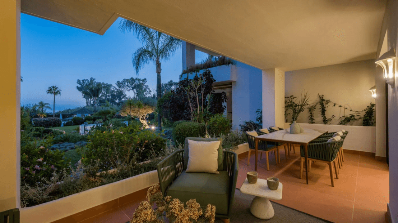 LUXURY PENTHOUSE BETWEEN MARBELLA & ESTEPONA-Bedrooms: 3-Bathrooms: 3