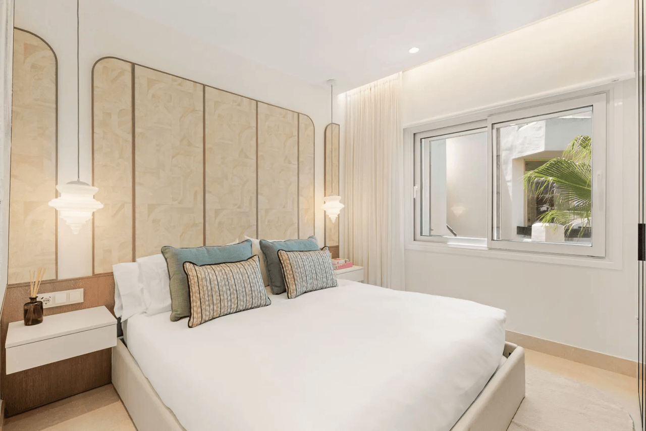 LUXURY PENTHOUSE BETWEEN MARBELLA & ESTEPONA-Bedrooms: 3 Bathrooms: 2