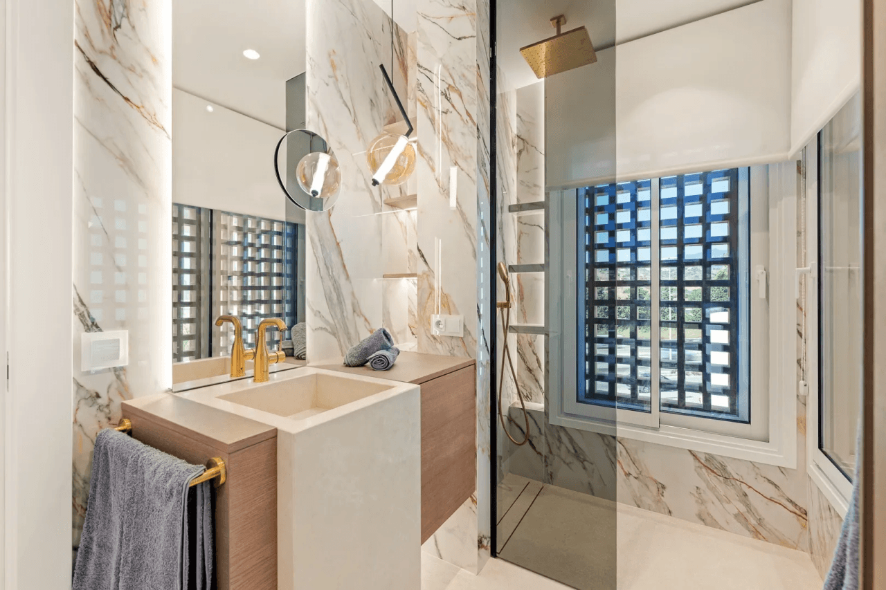 LUXURY PENTHOUSE BETWEEN MARBELLA & ESTEPONA-Bedrooms: 3 Bathrooms: 2