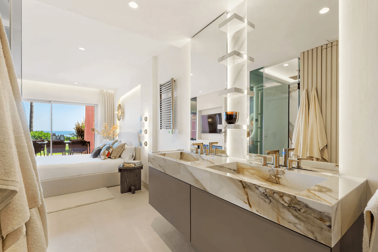 LUXURY PENTHOUSE BETWEEN MARBELLA & ESTEPONA-Bedrooms: 3 Bathrooms: 2
