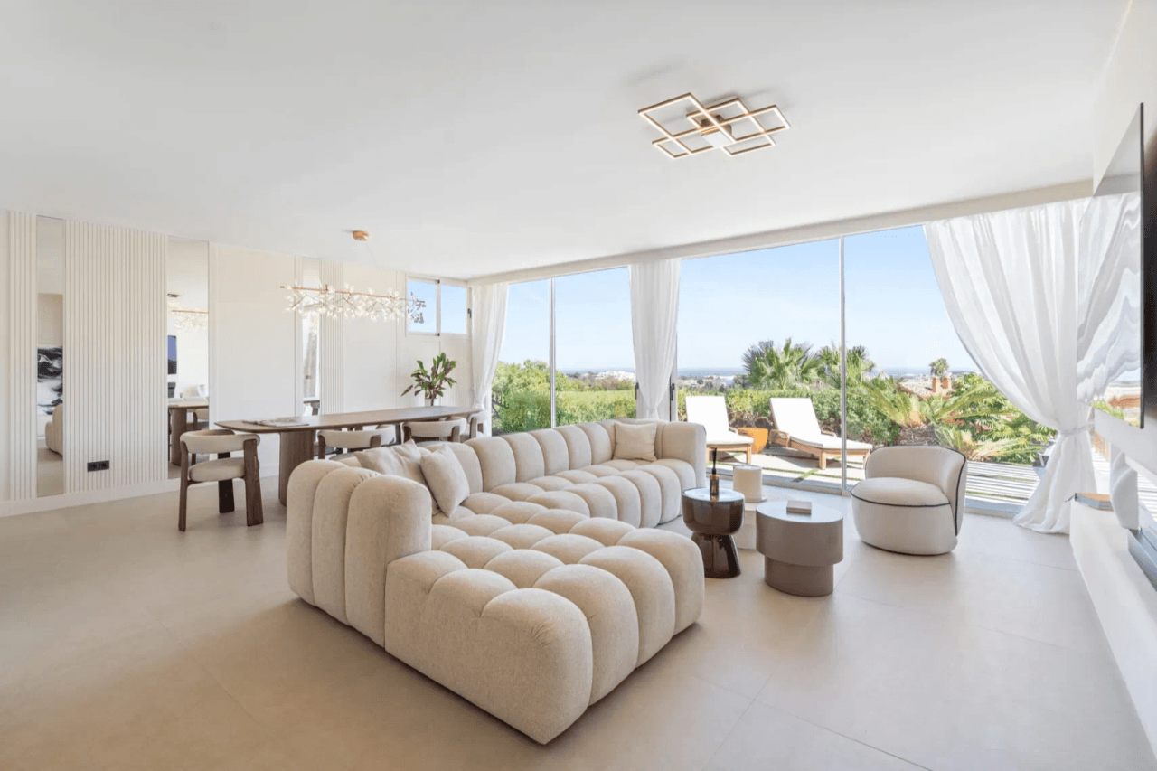 Exclusive 3-Bedroom Property with Panoramic Sea Views