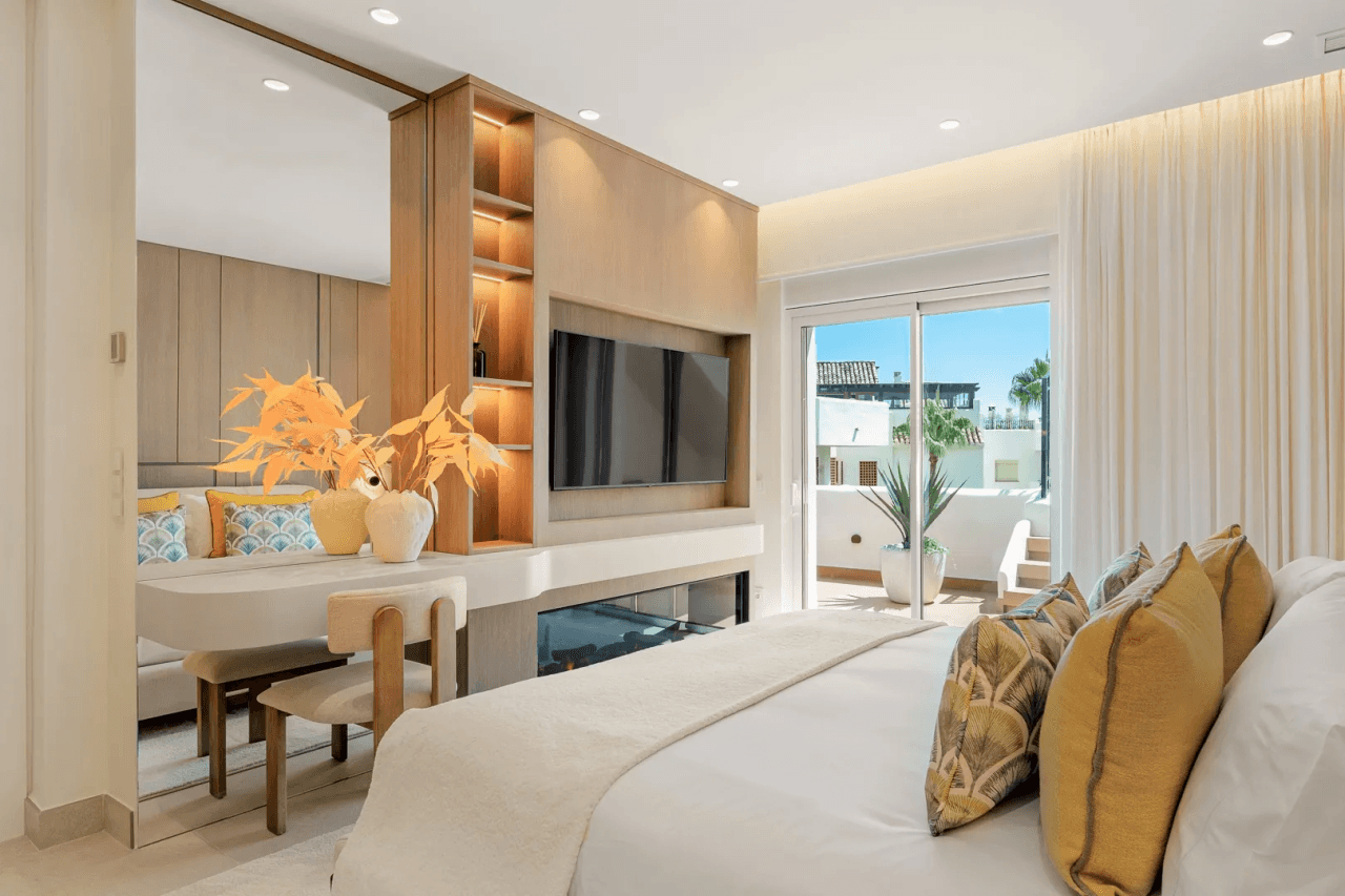 LUXURY PENTHOUSE BETWEEN MARBELLA & ESTEPONA-Bedrooms: 3 Bathrooms: 2