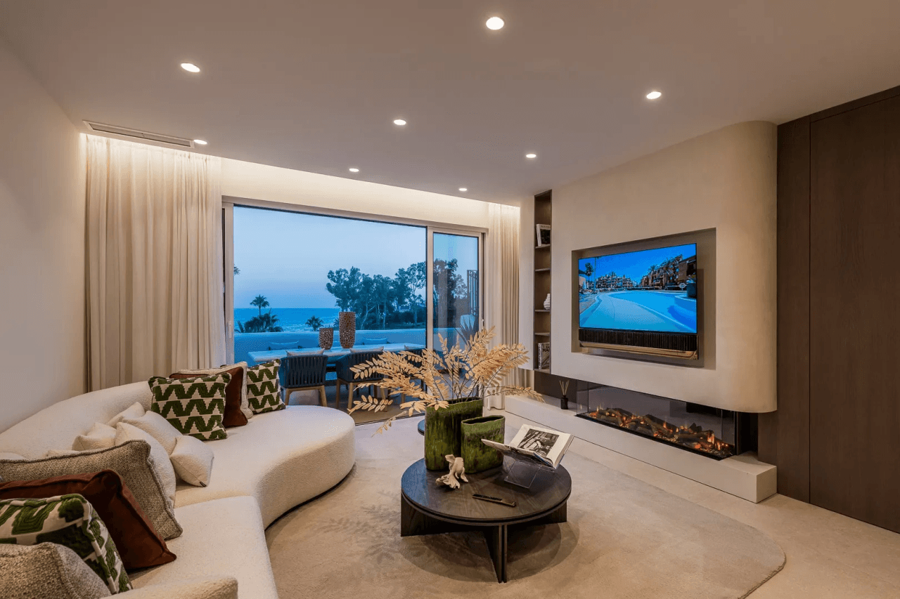 LUXURY PENTHOUSE BETWEEN MARBELLA & ESTEPONA-Bedrooms: 3 Bathrooms: 2