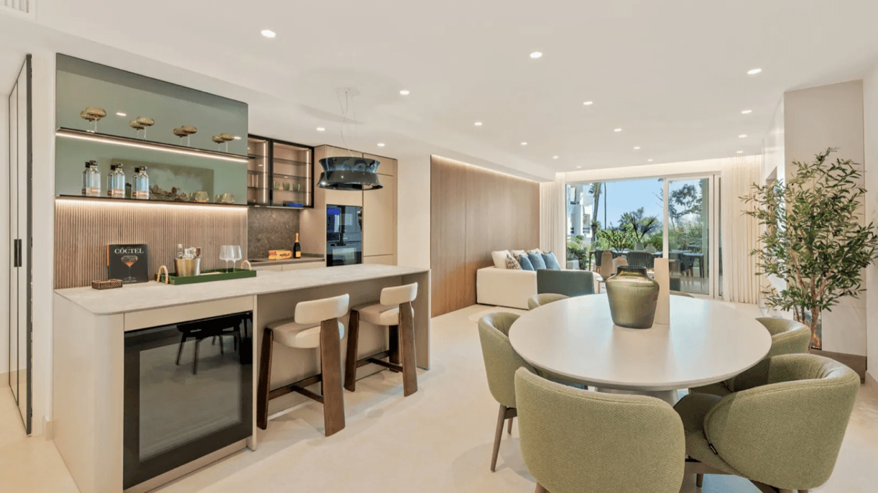 LUXURY PENTHOUSE BETWEEN MARBELLA & ESTEPONA-Bedrooms: 3-Bathrooms: 3