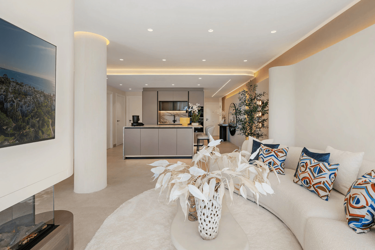 Spacious first line beach 3-Bedroom Apartment in the New Golden Mile