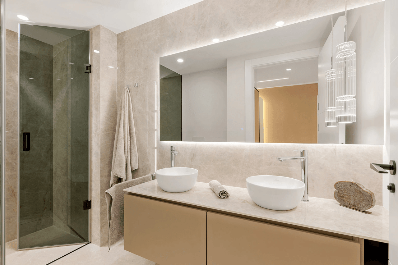 Spacious first line beach 3-Bedroom Apartment in the New Golden Mile