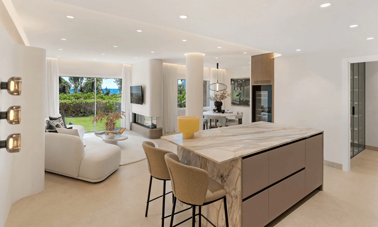 Spacious first line beach 3-Bedroom Apartment in the New Golden Mile