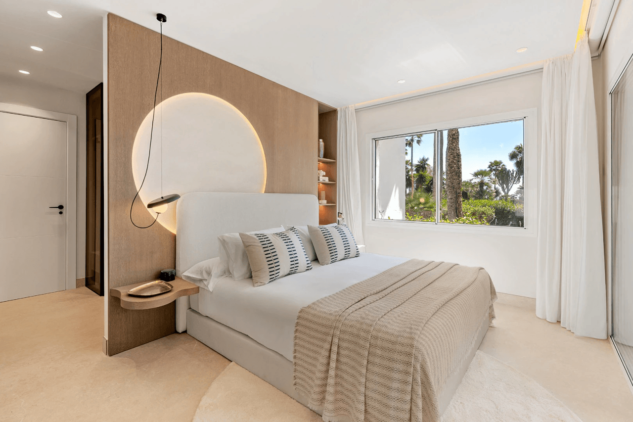 Spacious first line beach 3-Bedroom Apartment in the New Golden Mile