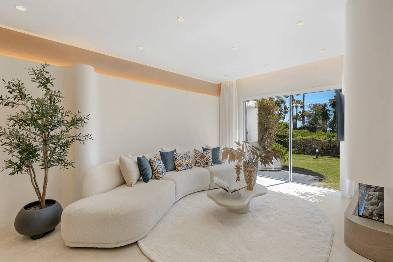 Spacious first line beach 3-Bedroom Apartment in the New Golden Mile
