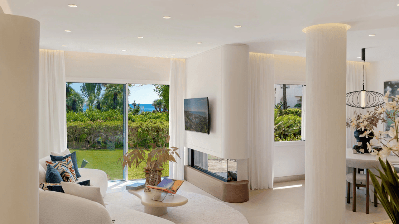 Spacious first line beach 3-Bedroom Apartment in the New Golden Mile