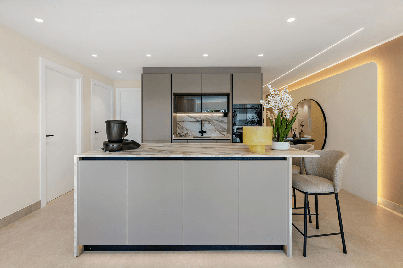 Spacious first line beach 3-Bedroom Apartment in the New Golden Mile