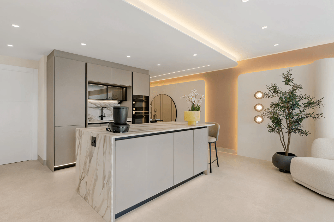 Spacious first line beach 3-Bedroom Apartment in the New Golden Mile