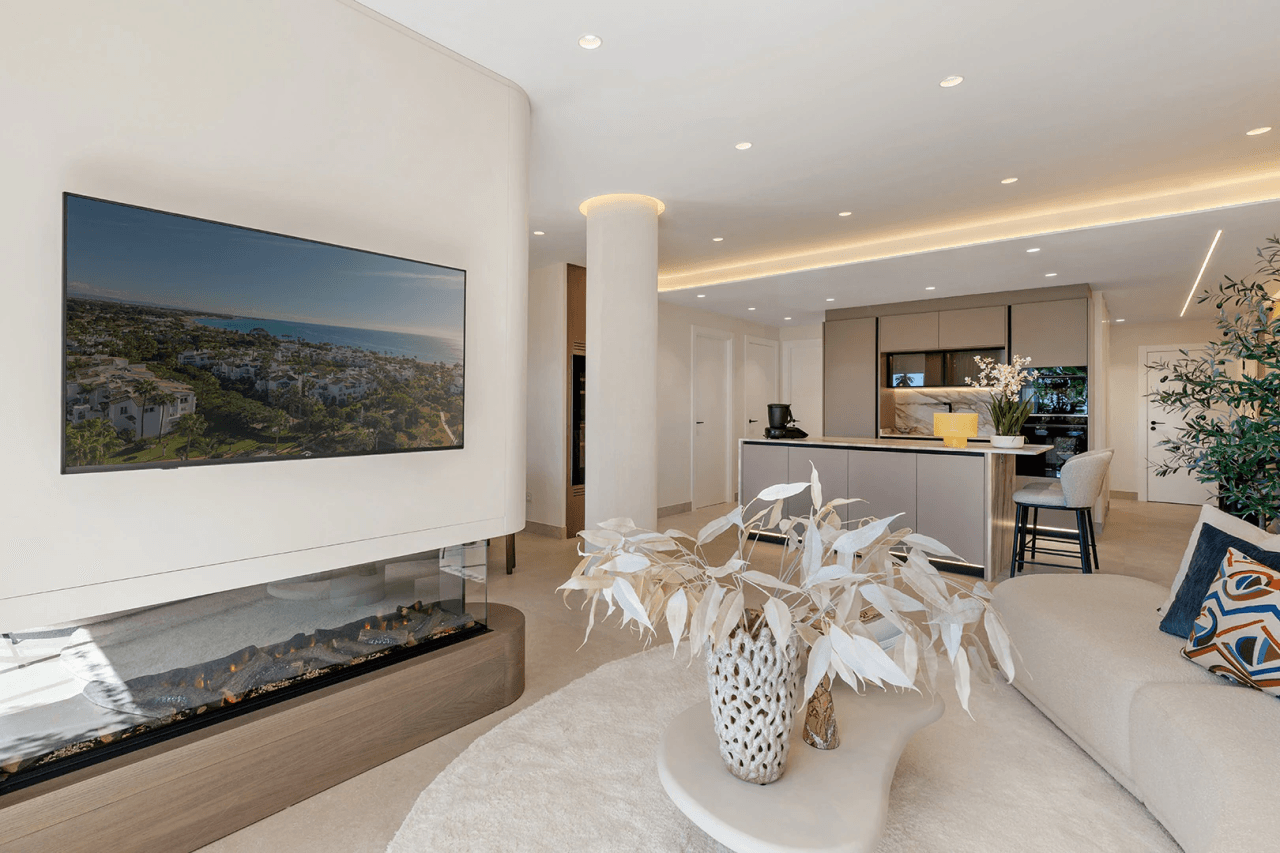 Spacious first line beach 3-Bedroom Apartment in the New Golden Mile