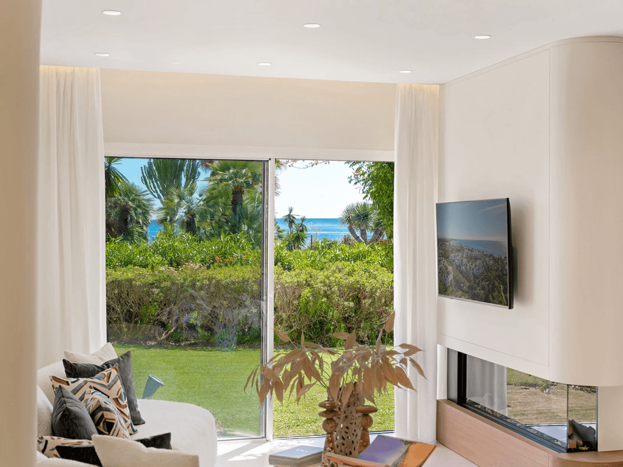 Spacious first line beach 3-Bedroom Apartment in the New Golden Mile