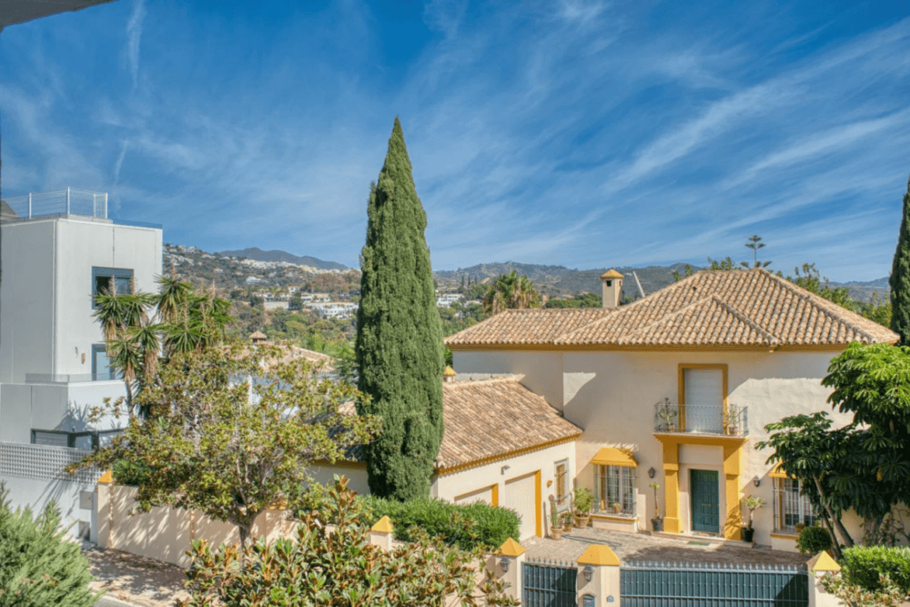 Luxury 3-Bedroom Duplex with Sea Views in Río Real, Marbella