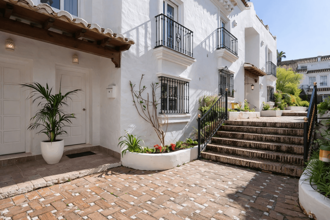 Renovated townhouse on Marbella’s Golden Mile, walking distance to Puente Romano and the beach