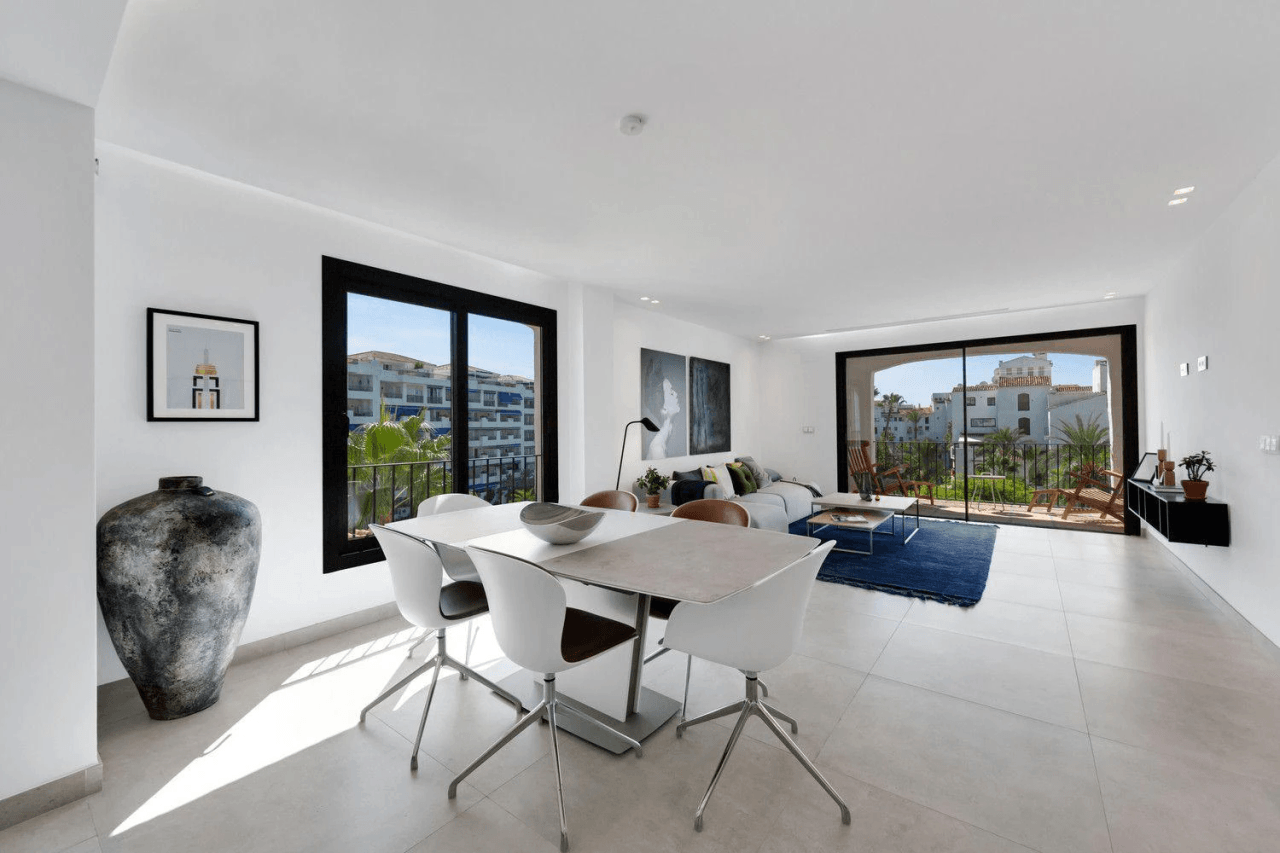 Apartment for sale with 3 bedrooms and a swimming pool in Marbella, Costa del Sol.