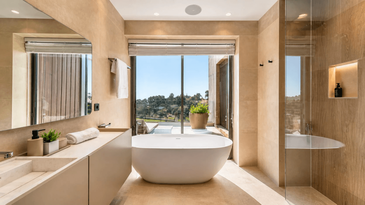 Luxurious 6-Bedroom Villa for Sale in Benahavís, Costa del Sol