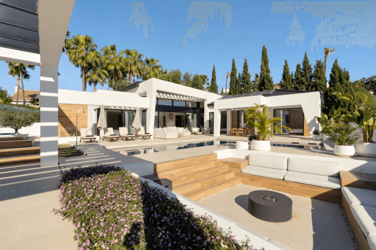 Luxurious Chalet for Sale in Marbella, Costa del Sol - 6 Bedrooms