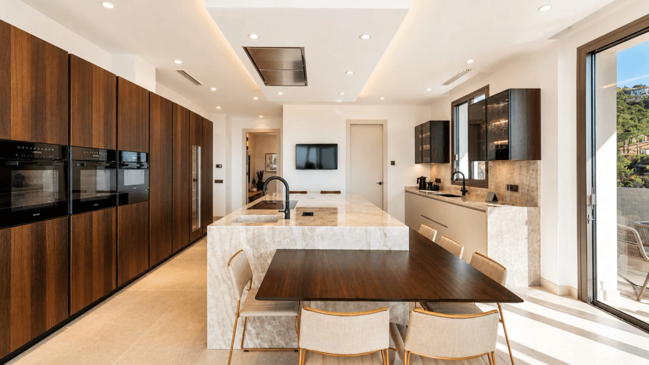 Luxurious 6-Bedroom Villa for Sale in Benahavís, Costa del Sol