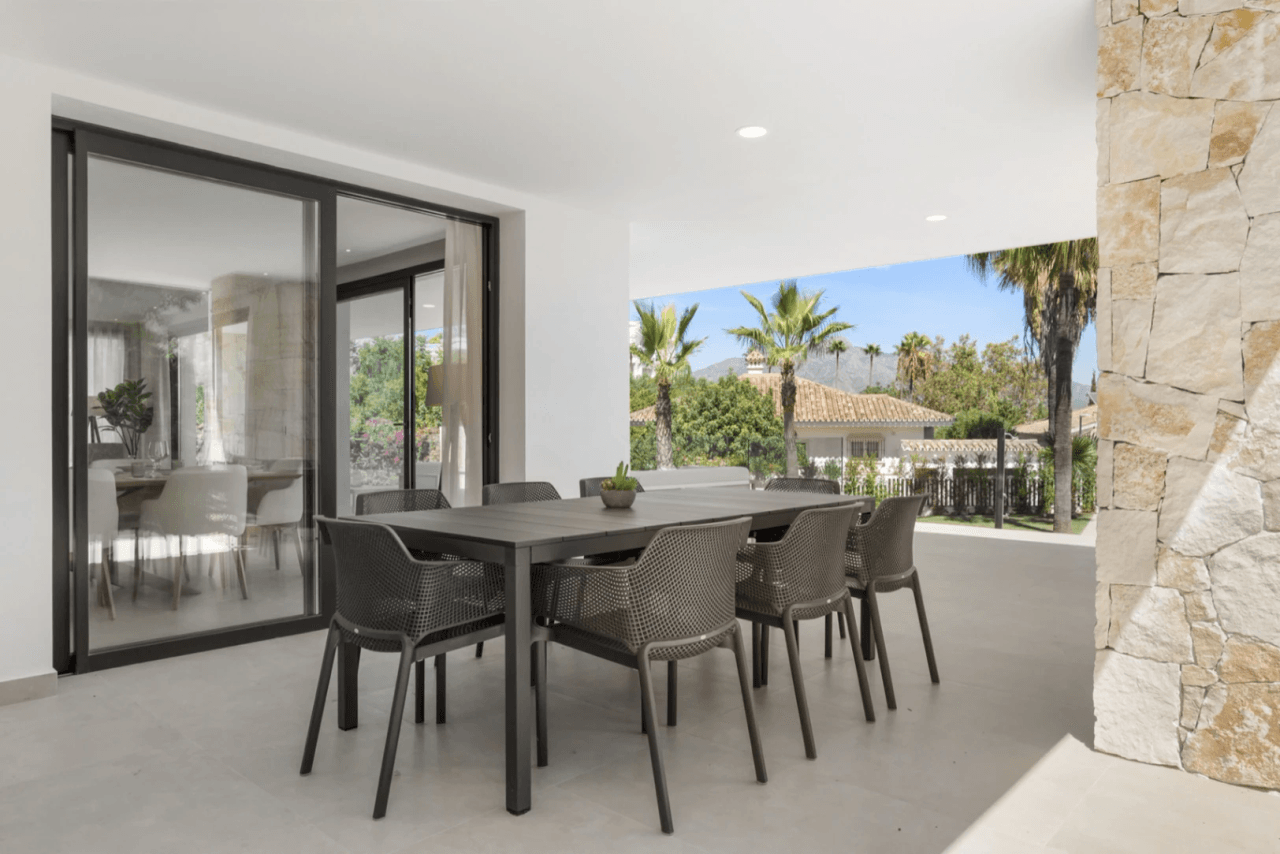 Luxurious Chalet for Sale in Marbella, Costa del Sol - 4 Beds, 5 Baths