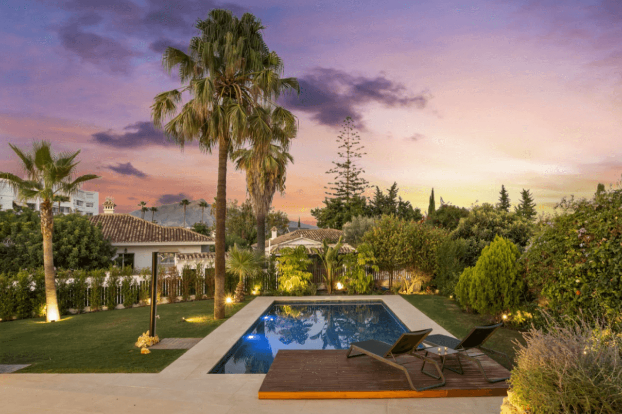 Luxurious Chalet for Sale in Marbella, Costa del Sol - 4 Beds, 5 Baths