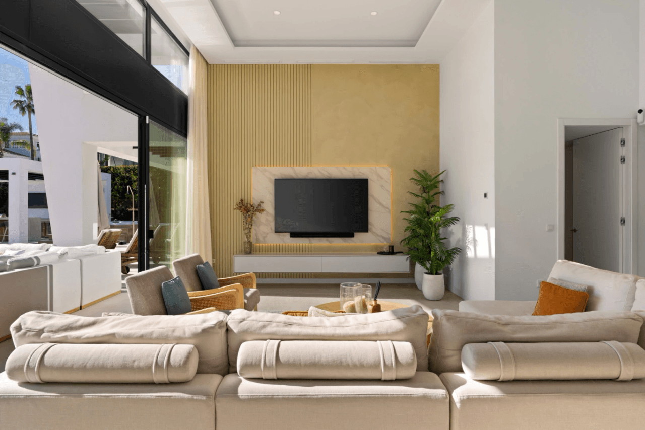 Luxurious Chalet for Sale in Marbella, Costa del Sol - 6 Bedrooms