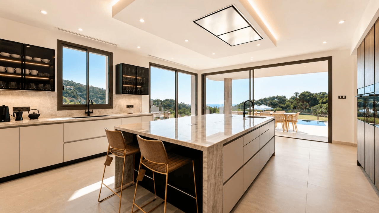 Luxurious 6-Bedroom Villa for Sale in Benahavís, Costa del Sol