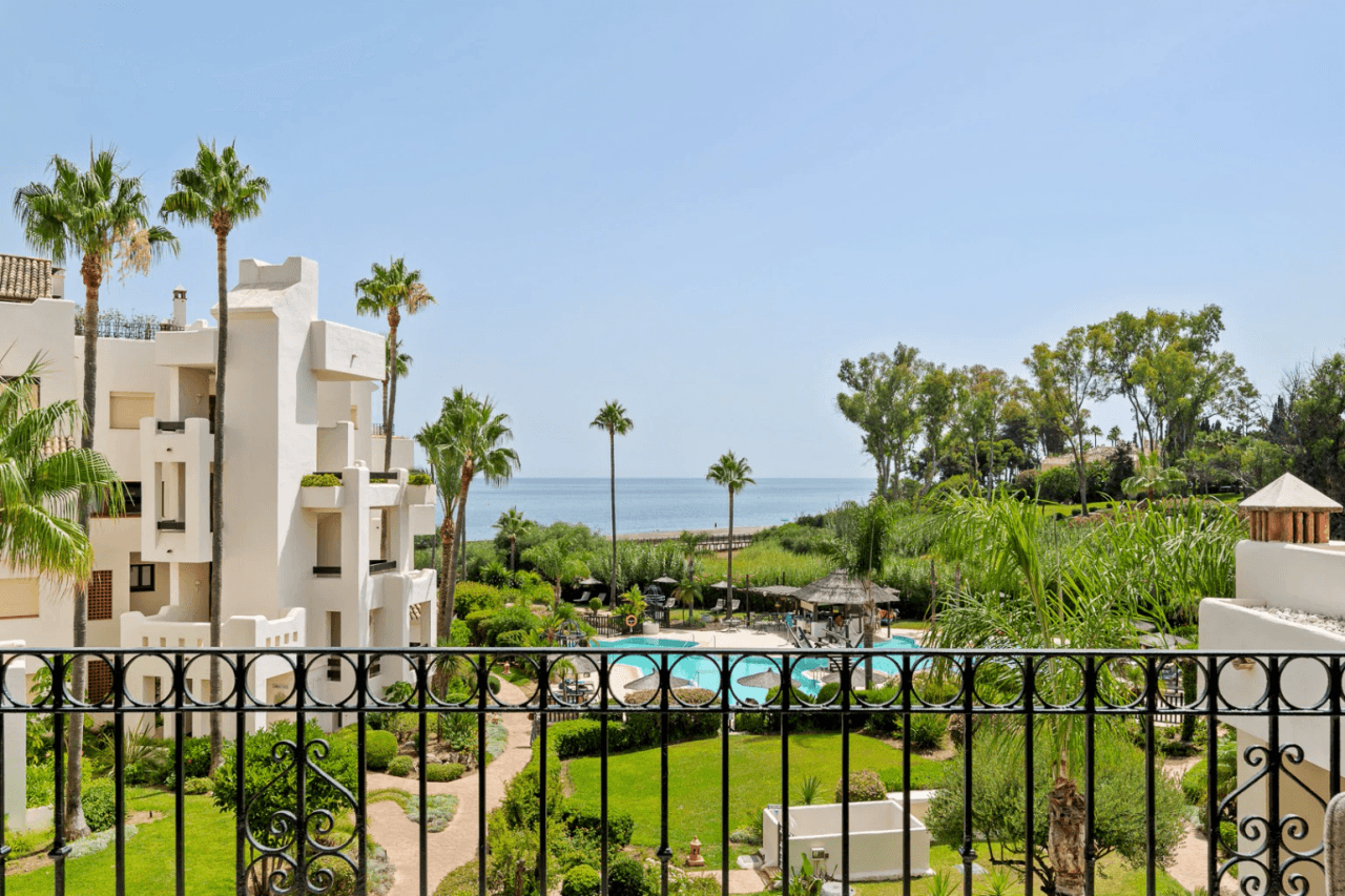 Elegant Sea View Apartment Located at Urb. Bahía del Velerín