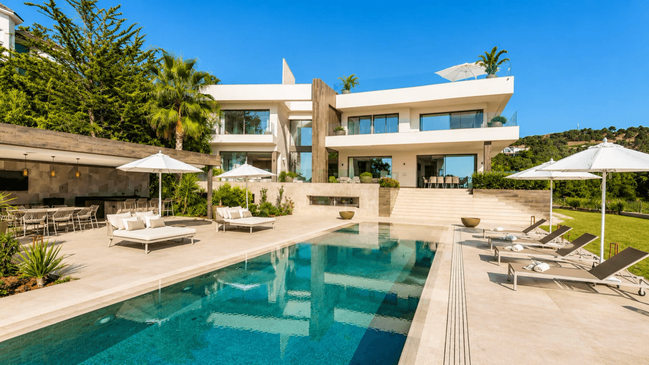 Luxurious 6-Bedroom Villa for Sale in Benahavís, Costa del Sol