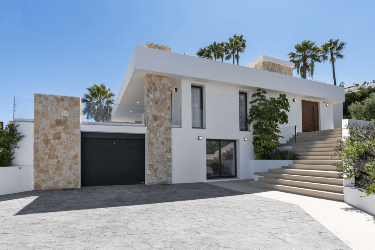 Luxurious Chalet for Sale in Marbella, Costa del Sol - 4 Beds, 5 Baths