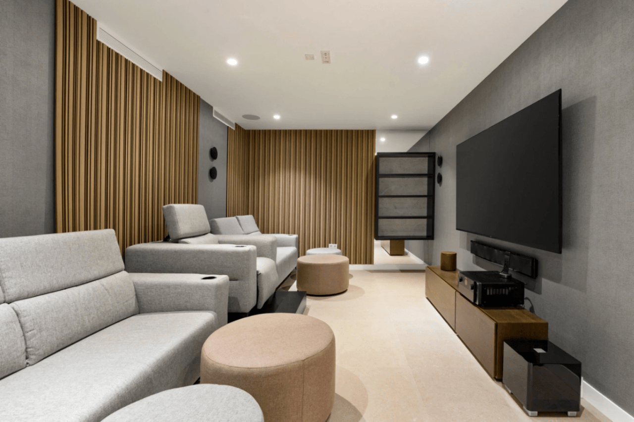 Luxurious Chalet for Sale in Marbella, Costa del Sol - 6 Bedrooms