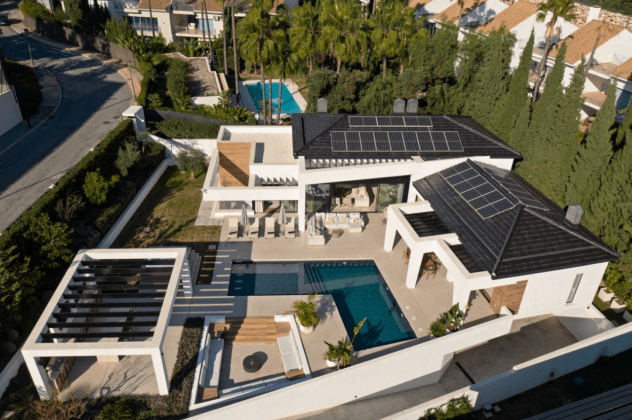 Luxurious Chalet for Sale in Marbella, Costa del Sol - 6 Bedrooms