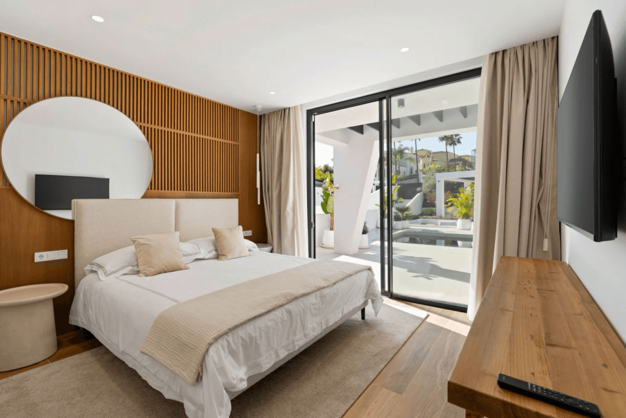 Luxurious Chalet for Sale in Marbella, Costa del Sol - 6 Bedrooms