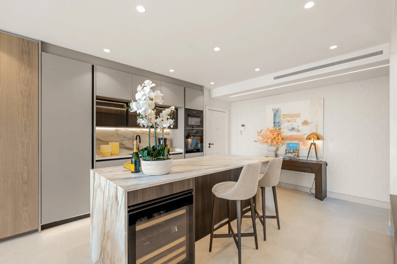 Elegant Sea View Apartment Located at Urb. Bahía del Velerín