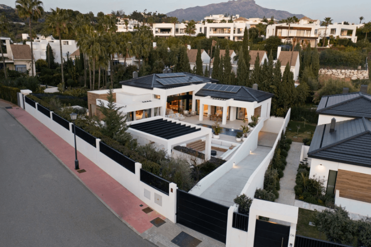 Luxurious Chalet for Sale in Marbella, Costa del Sol - 6 Bedrooms