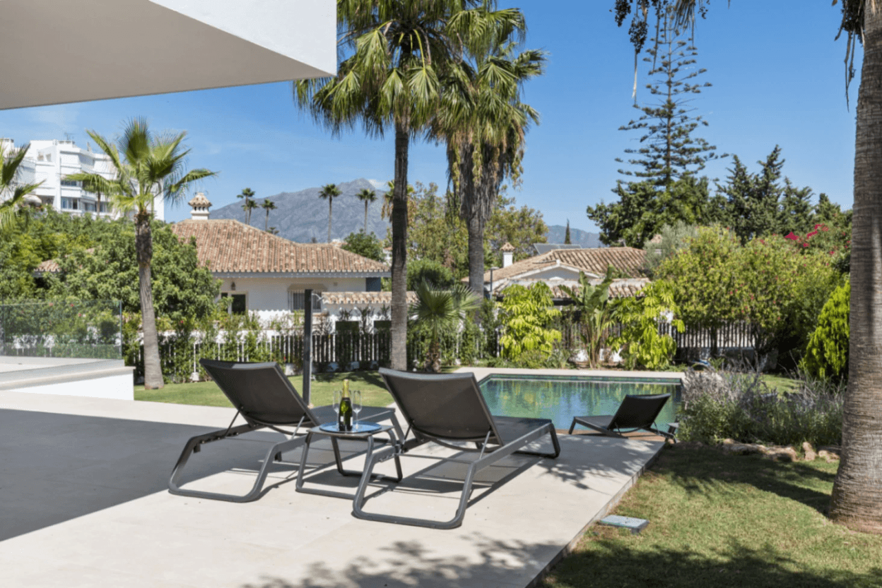 Luxurious Chalet for Sale in Marbella, Costa del Sol - 4 Beds, 5 Baths